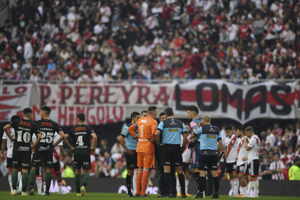 “Saltó al vacío”, la explicación de River sobre la muerte del hincha en el Monumental