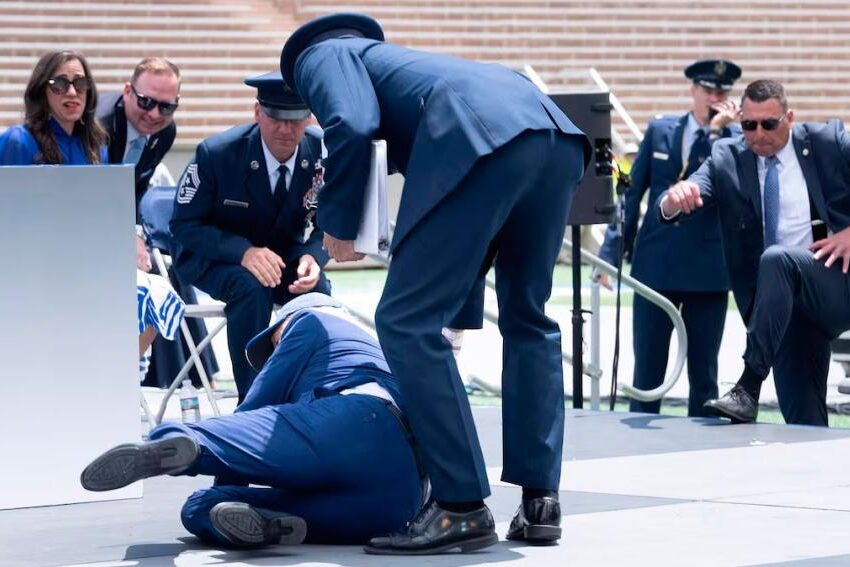 Joe Biden volvió a caerse durante un acto de la Fuerza Aérea