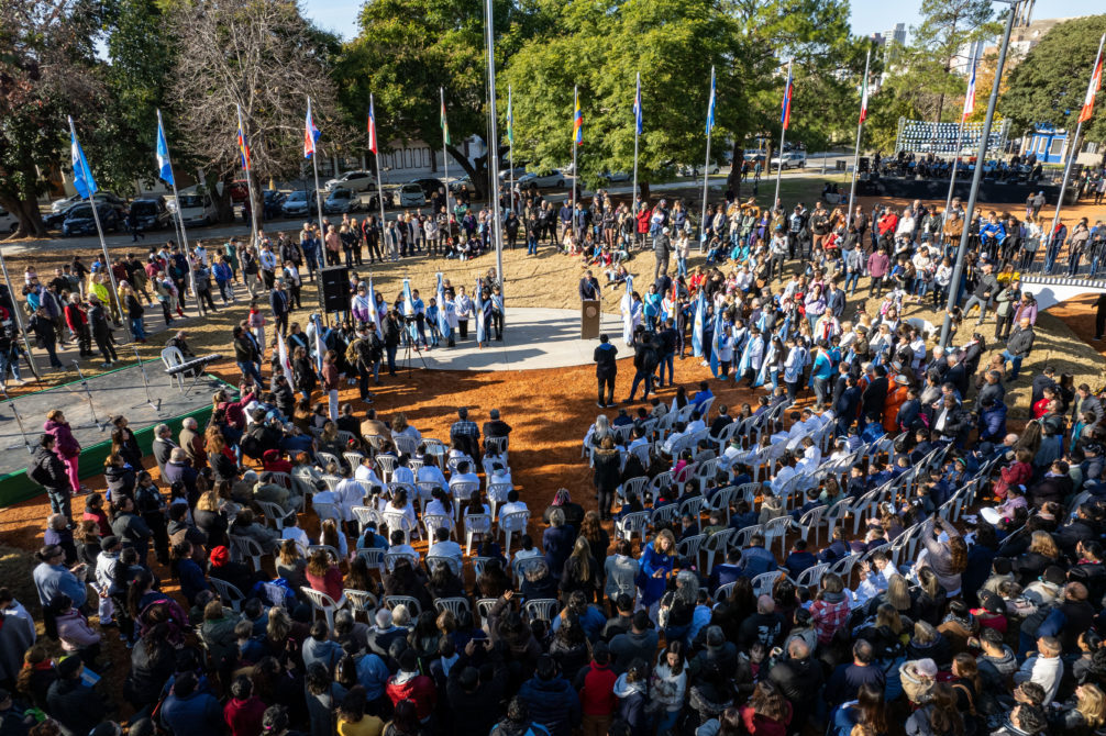 Jatón reinauguró la Plaza de las Banderas con una gran fiesta popular