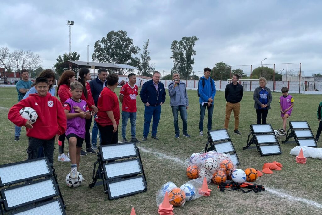 Michlig y equipo de trabajo entregaron elementos al Club de La Rubia e Independiente de SC.