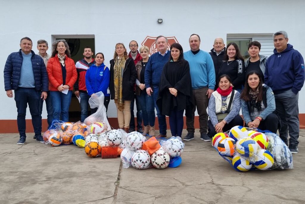 Michlig recorrió 6 localidades e hizo entrega de elementos