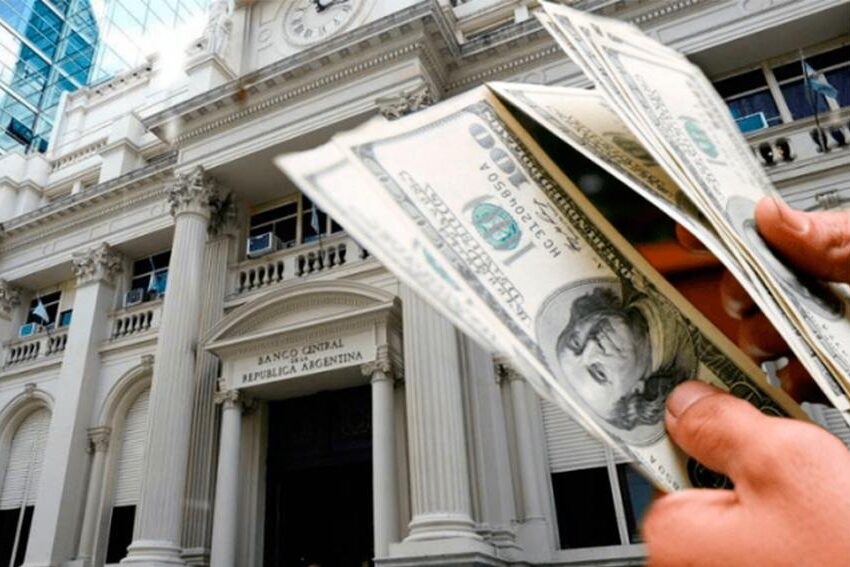 Tras la derrota en las PASO, el Gobierno devalúa y sube 20% el dólar oficial