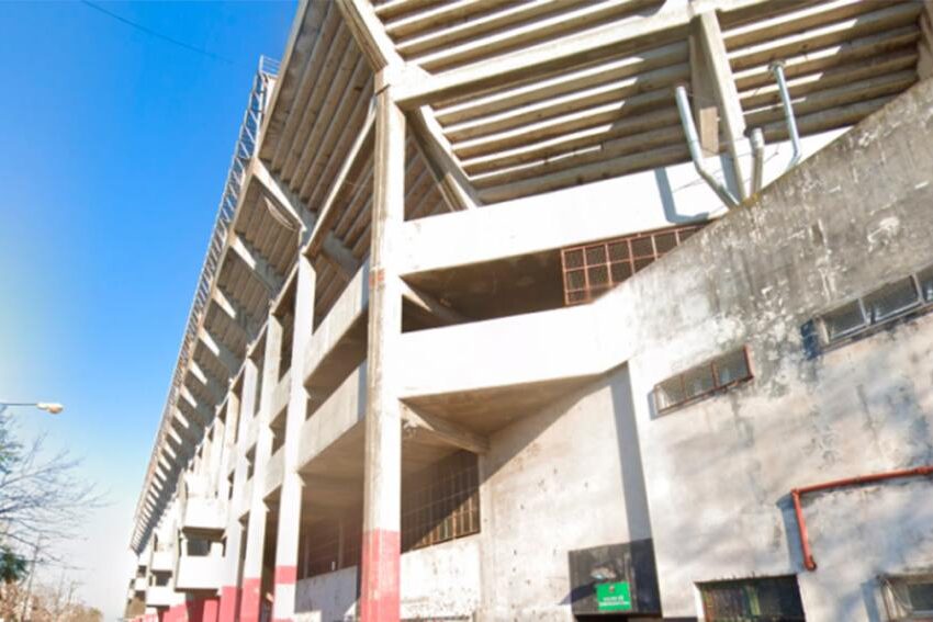 Balearon a un joven a metros de la cancha de Colón e investigan si es una disputa entre barras