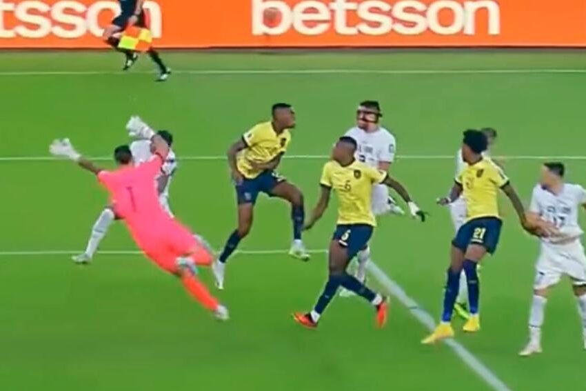 Polémica en el cierre del partido de Ecuador y Uruguay: ¿era penal para el equipo de Bielsa?