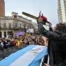 Caravana de Milei en La Plata: el libertario se mostró con una motosierra