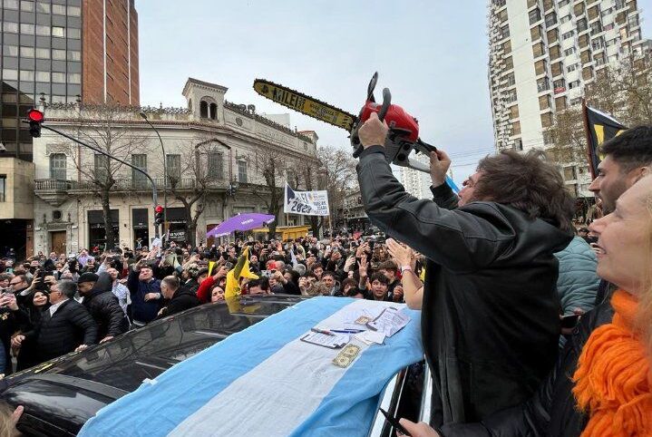 Caravana de Milei en La Plata: el libertario se mostró con una motosierra