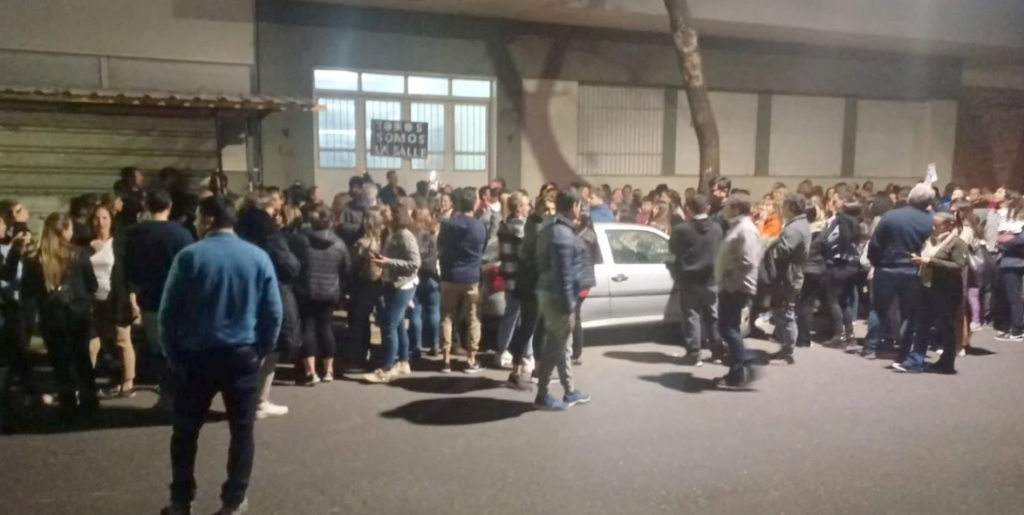 Importante protesta frente al Colegio La Salle por el aumento de la cuota