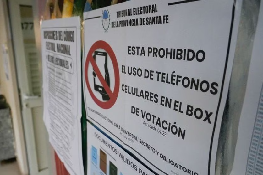 Elecciones en Santa Fe: sacó el celular cuando estaba votando y terminó detenida