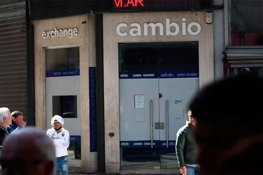 El gobierno paralizó la venta del dólar blue con operativos en bancos, casas de cambio y estudios contables