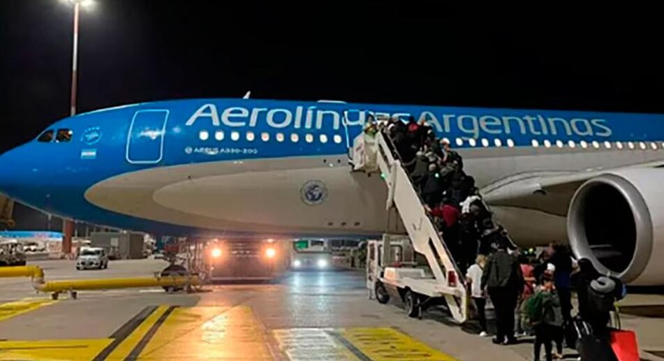 Llegó al país el segundo vuelo de Aerolíneas Argentinas con argentinos que estaban en Israel