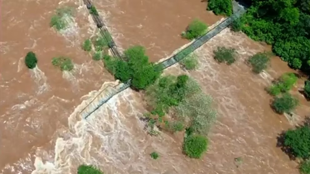 Cataratas cerradas por la impactante crecida del río Iguazú