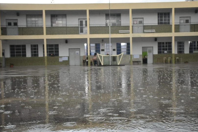 La lluvia trajo inconvenientes para votar en Santa Fe