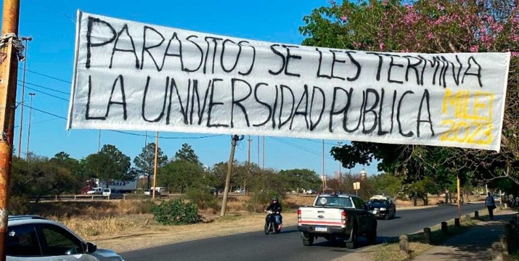 Apareció un polémico pasacalles contra la universidad pública en la ciudad