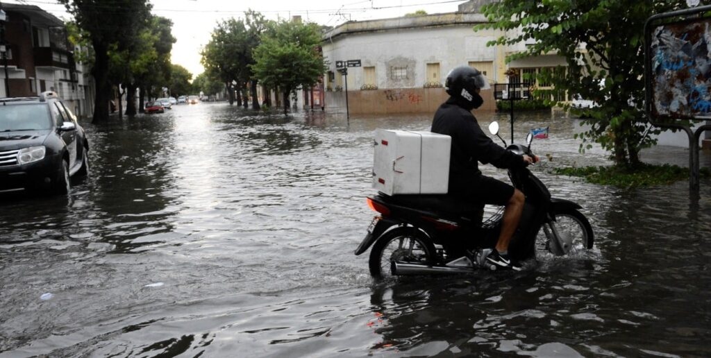 Anegamientos y problemas eléctricos aquejan a la ciudad por el temporal