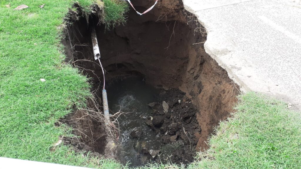 Apareció un enorme socavón en barrio Mariano Comas