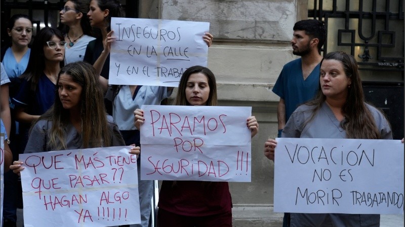 Trabajadores del hospital Provincial no atienden al público tras el ataque sicario: “Esto es una locura”