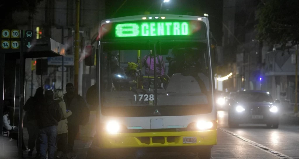 Otra vez se interrumpe el servicio nocturno de colectivos