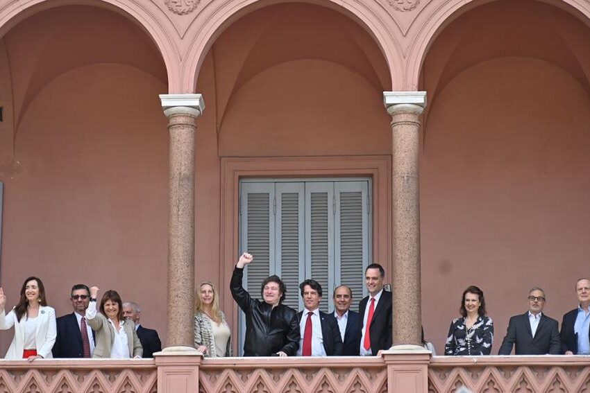 Milei y todos sus ministros salieron a saludar al balcón de la Rosada tras la reunión de Gabinete