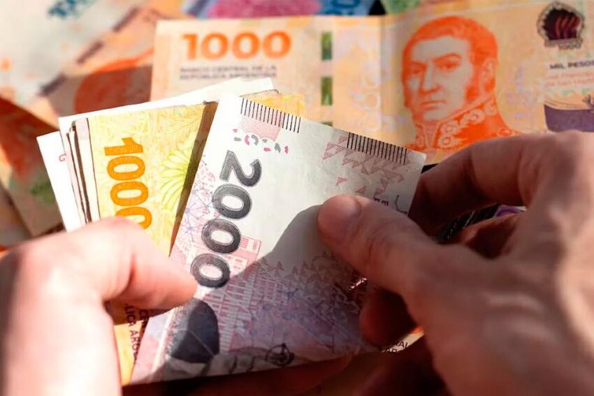 El peso argentino cierra el año como la segunda moneda más devaluada del mundo