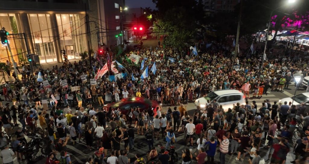 Convocan un nuevo cacerolazo en Santa Fe contra las políticas de Milei