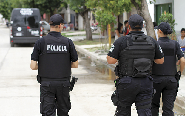 Aumentaron las horas extras para la policía santafesina