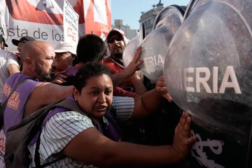 Fuerzas de seguridad obturaron la marcha de manifestantes que se concentraron frente al Congreso