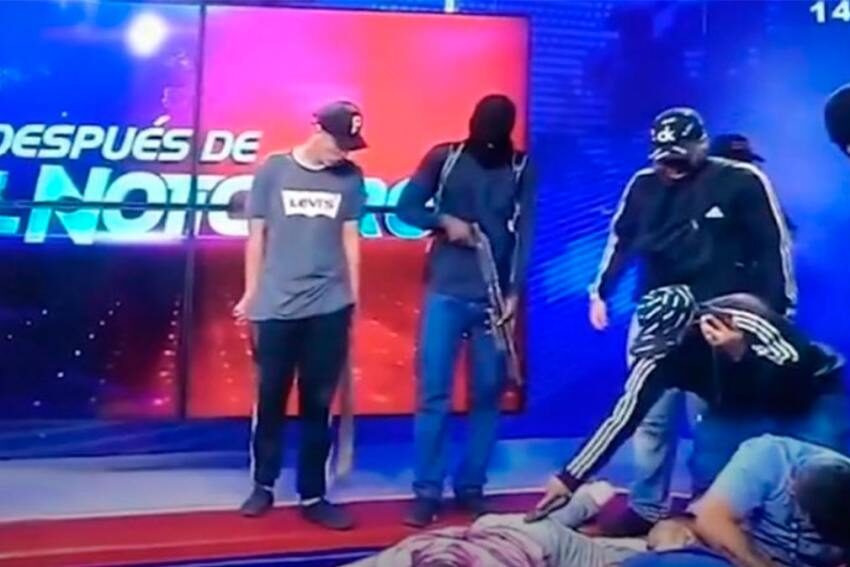 Impresionante video: terroristas armados irrumpieron en un canal de televisión en Ecuador y tomaron rehenes en vivo