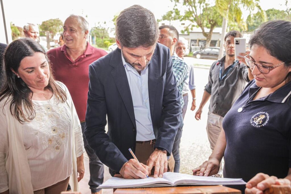 Pullaro entregó escrituras de viviendas en Helvecia y San Javier