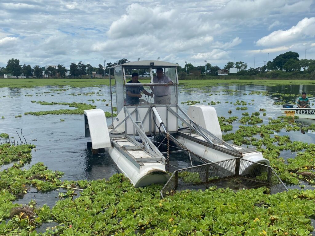 Comenzó el trabajo de limpieza del lago del Parque del Sur