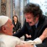 Saludo y abrazo fuera de protocolo: así fue el primer encuentro público entre Javier Milei y el Papa Francisco