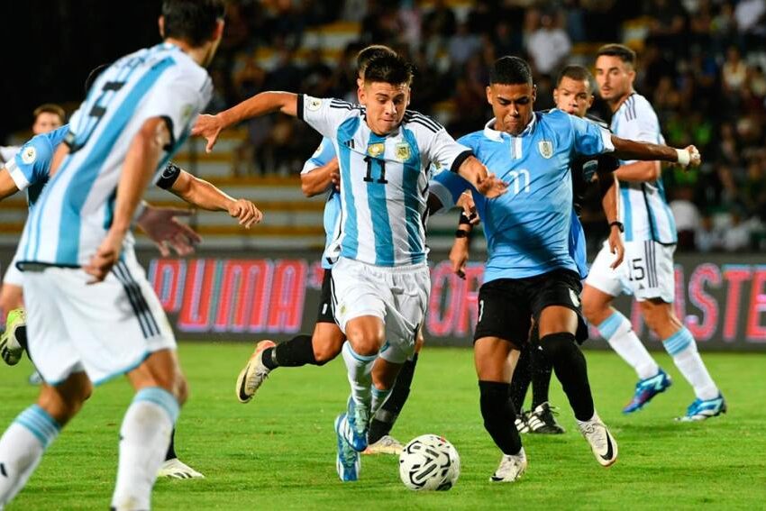 Argentina empató con Uruguay y terminó primera en el grupo