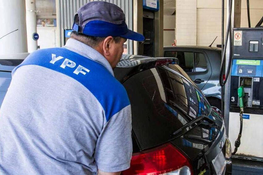 El Gobierno postergó el incremento del impuesto a los combustibles, sin embargo YPF aumentó un 6% en promedio