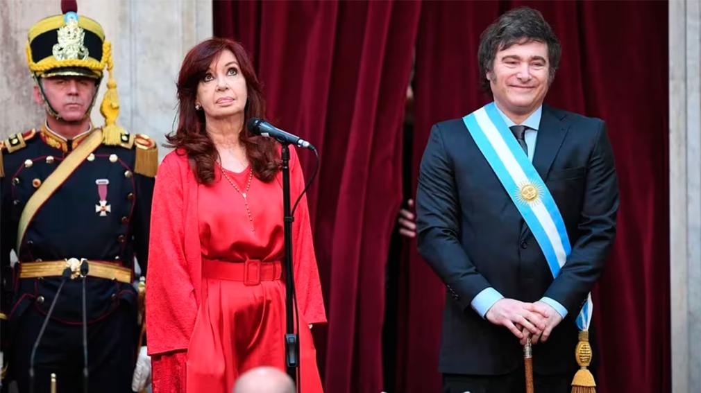 Siguen los cruces entre Milei y Cristina Kirchner por el aumento de sueldos: “Quiero pensar que usted lee lo que firma”