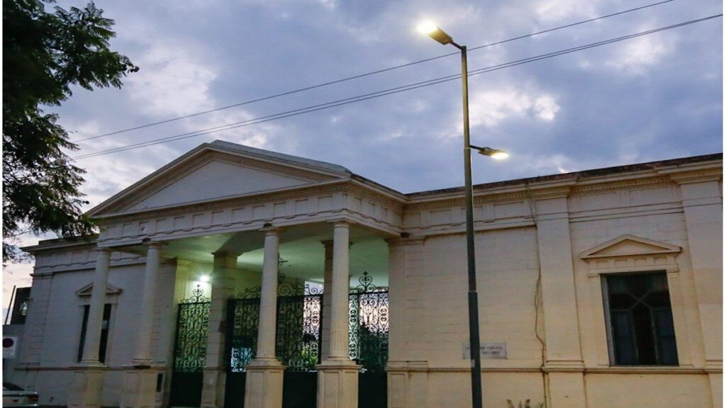 Vandalizaron las nuevas luminarias del Cementerio Municipal