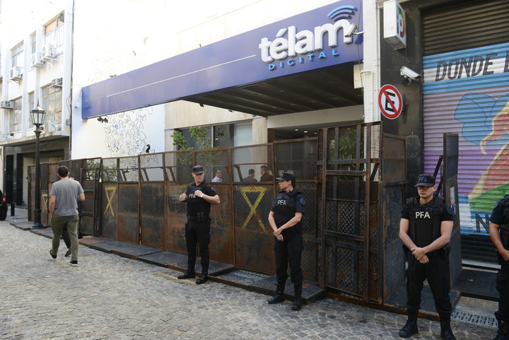 Télam amaneció vallada, deshabilitaron la web y sus trabajadores fueron suspendidos