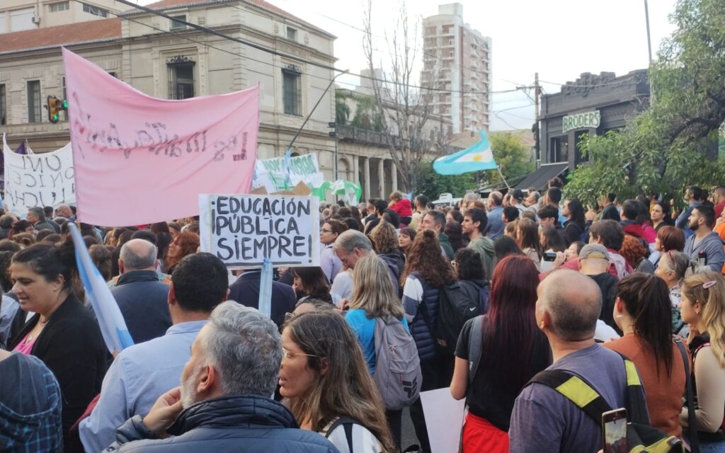 Multitudinaria marcha en Santa Fe a favor de las universidades públicas