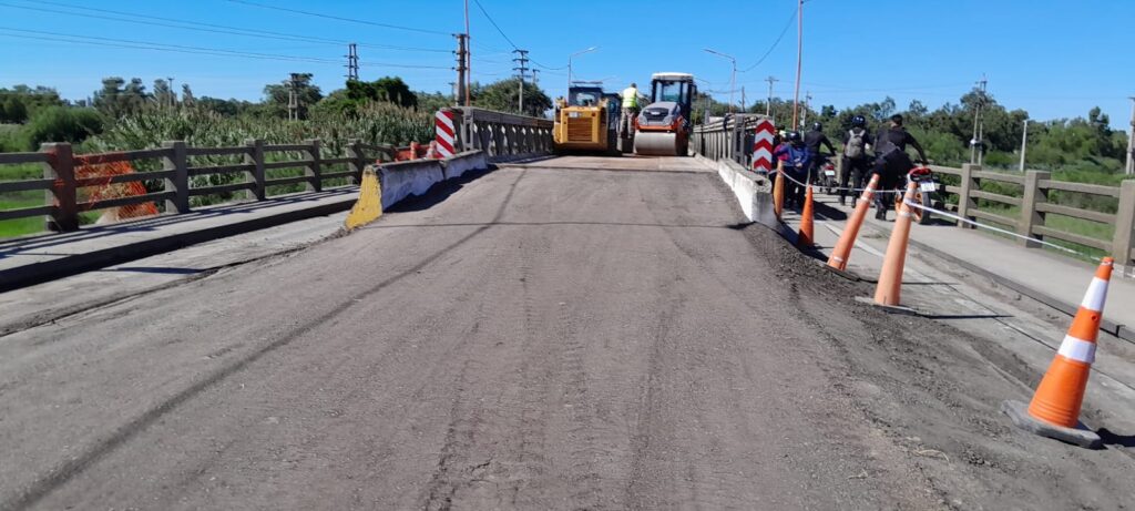 El puente Bailey ya está instalado sobre el Carretero