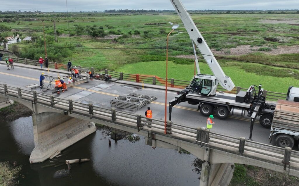 Comenzaron a montar el puente Bailey sobre el Carretero