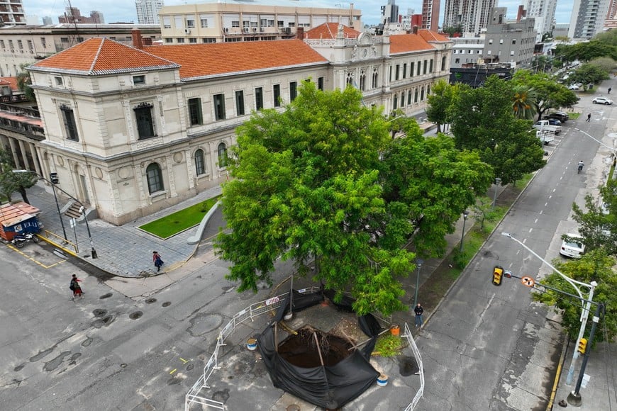 El socavón de Boulevard y 9 de julio demandará al menos 90 días de reparación