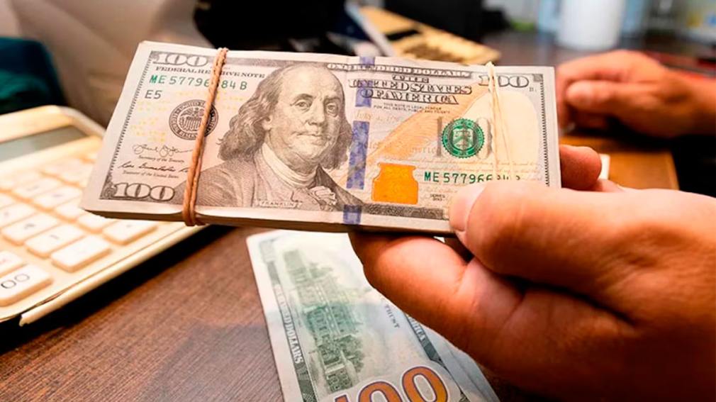 El dólar “blue” marcó un nuevo récord: subió 45 pesos en el día y cerró a $1.275