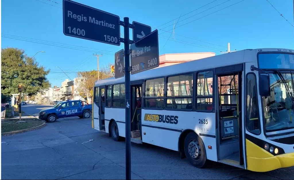 Investigan las muerte de un joven en un colectivo de la línea 14