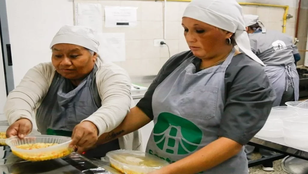 El municipio reparte unas 100 raciones diarias de comidas todas las noches