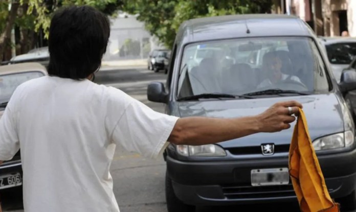 El Concejo prohibió la actividad de los cuidacoches en la ciudad