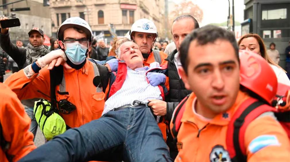 Tensión en el Congreso: hubo incidentes, un detenido y legisladores heridos durante la protesta contra la Ley Bases