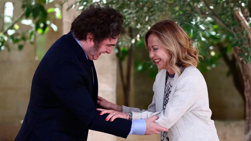 Palabras al oído y risas: el encuentro entre Giorgia Meloni y Javier Milei que dio que hablar