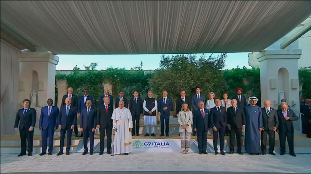 Cumbre del G7: Milei y el Papa Francisco posaron en la foto con los líderes de las potencias