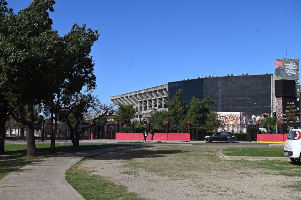 Comienza el reordenamiento de los puestos de comida en zona de canchas santafesinas