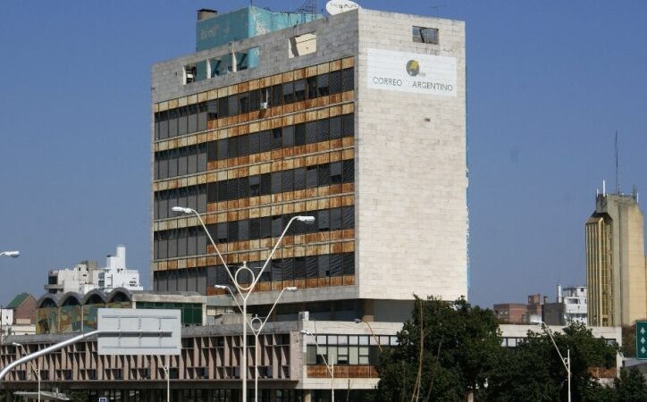 Abrazo simbólico al edificio del ex Correo Argentino