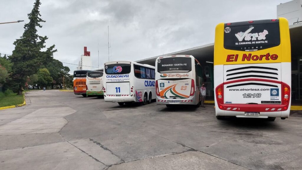 Comienzan a circular nuevos servicios de colectivos en Las Colonias y La Capital