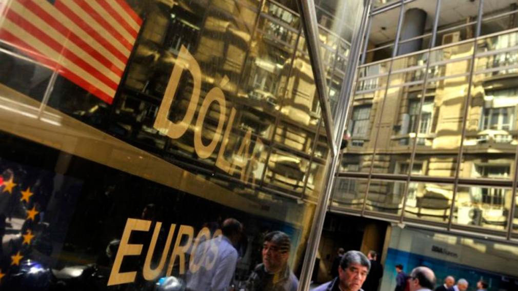 Pese a la volatilidad global, el dólar blue bajó por primera vez en agosto a contramano del MEP y CCL